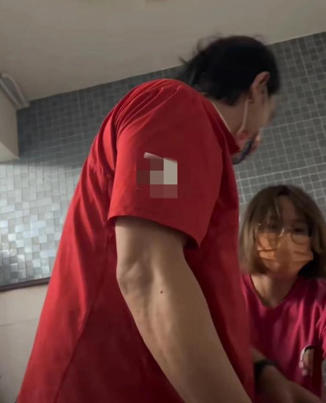 李立群行为又引热议，按摩时拍视频露臀部，女助理在旁帮忙拉裤子