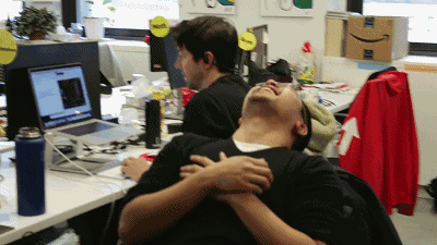 美女们一丝不挂就出门了,竟无人看出这是画的,网友:行为艺术吧