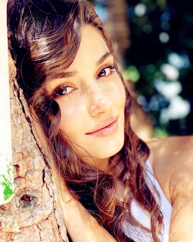 2022全球最美的10张脸：寡姐仅第7，中国3人入选，其中一人排第2