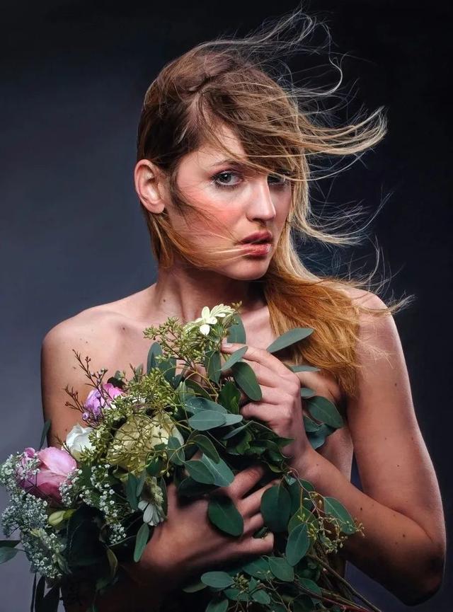 他笔下的湿身女人体少女,美得让人沦陷!细腻逼真堪称人肉打印机
