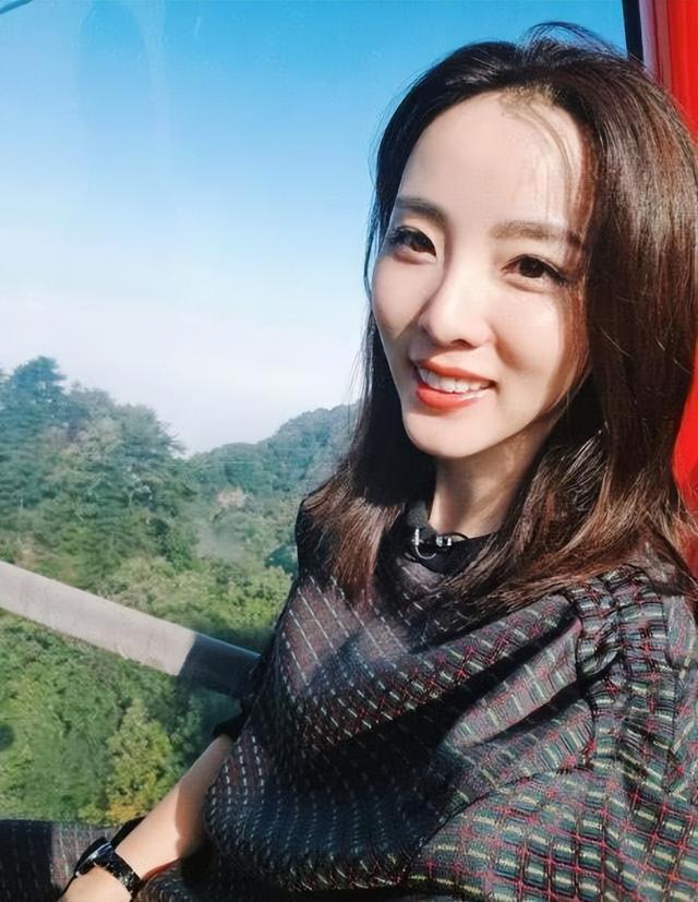李思思：央视历届最年轻的女主持，事业巅峰嫁给初恋三年生二胎