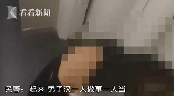 失恋男子高铁上对女孩袭胸摸腿强行搂抱 被抓后下跪求饶:别报案