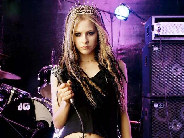 公开私人号码获7亿点击，淡妆美上热搜，还是当年的朋克女孩