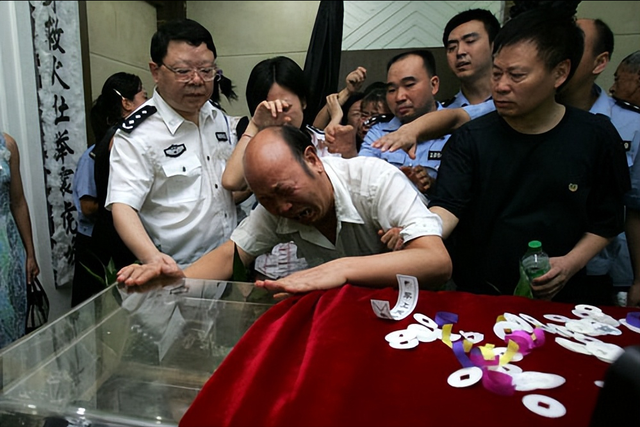 重庆打黑局长被判死刑：充当保护伞霸占警花10年，还强奸中学生