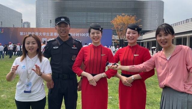 倒计时100天！美女记者寻找成都大运花“YOUNG”青春