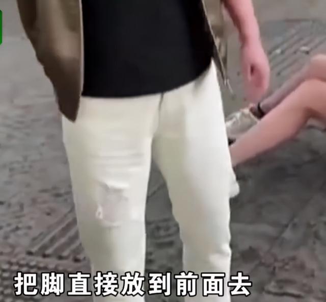 2021年美女乘车做不雅动作，被司机狂甩巴掌：打一巴掌给你500块