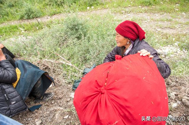 海拔3200米负重50斤，高原上的甘肃女人，太能干了