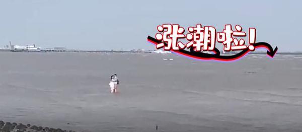 别!亲!啦!小情侣沙滩边忘情热吻不知涨潮,保安急得喊到破音