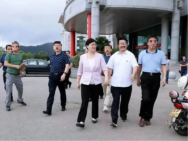 广东中山女书记一身“绝活”，丈夫为升官亲自准备“避孕套”