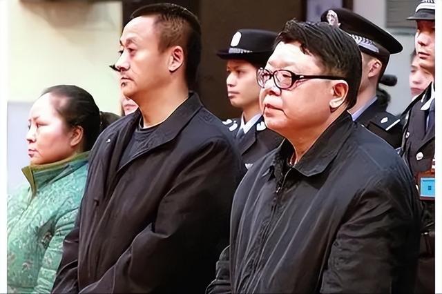 重庆打黑局长被判死刑：充当保护伞霸占警花10年，还强奸中学生