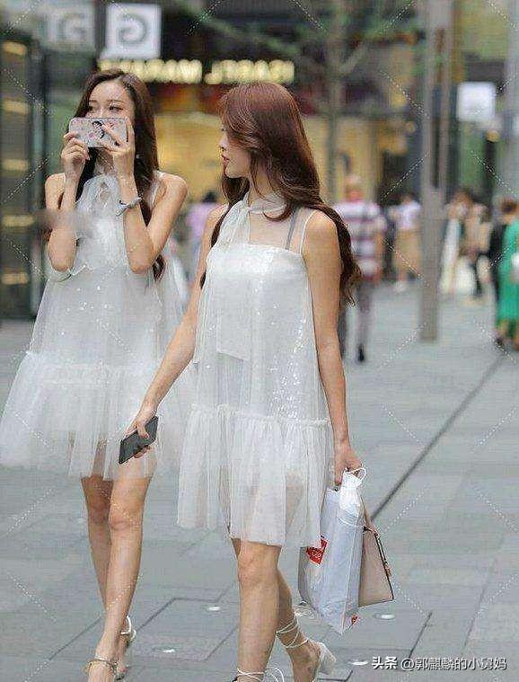 美女双胞胎姐妹花让人羡慕，同穿白色仙女裙，简直是仙女下凡