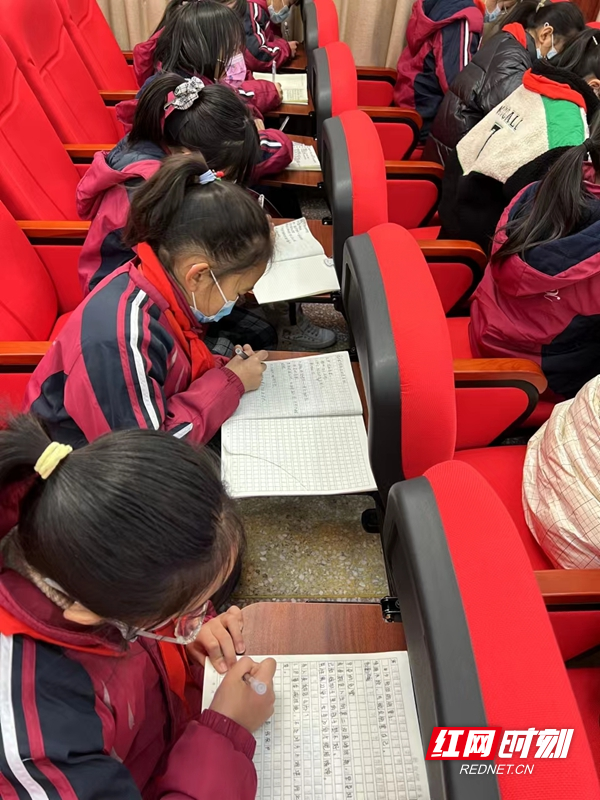 凤凰县箭道坪小学凤凰路校区：“呵护花开 相伴成长”五年级女生青春期知识讲座