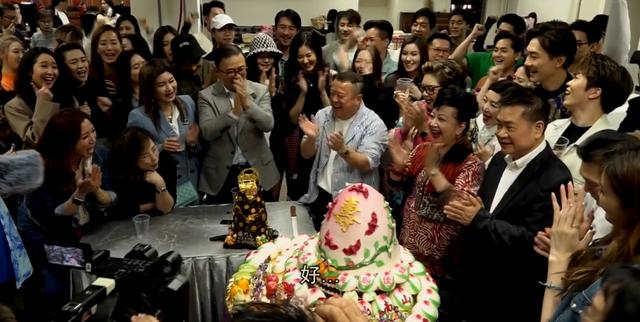 曾志伟庆70岁生日，被多位美女轮流亲吻，一脸笑容不躲闪