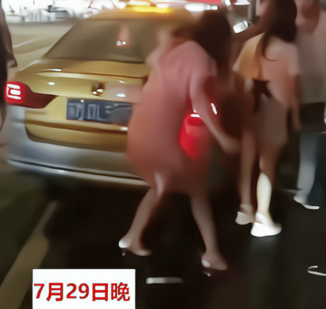 江苏醉酒少女当街耍酒疯，薅头发掀裙子扭打在一起，网友：大饱眼福