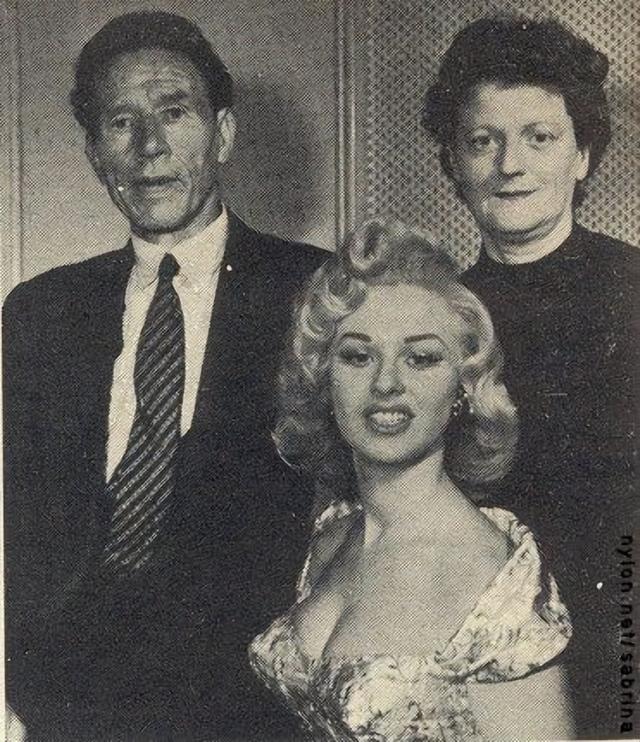 她是红极一时的“英国梦露”，因金发大胸被狂热追捧，却悲惨死去