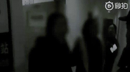 女学生持刀进地铁，还踢民警裆！