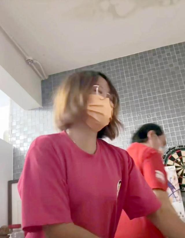 李立群行为又引热议，按摩时拍视频露臀部，女助理在旁帮忙拉裤子