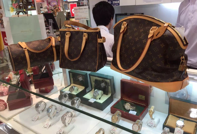 “好色女贪官”张美芳，利用职权贪污5000万，包养15名年轻小伙