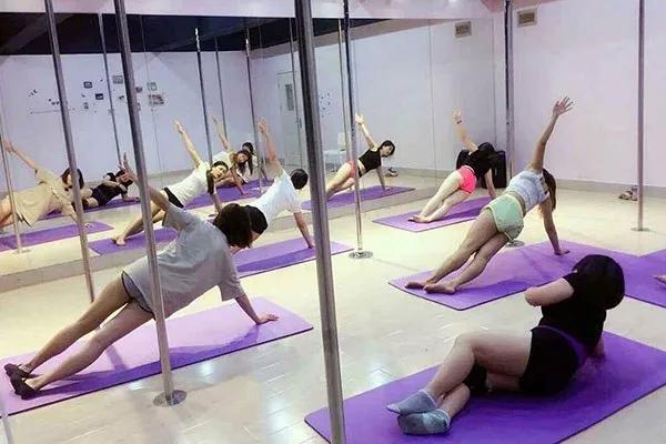 健身女孩跳钢管舞，却被网友抵制，还有人跳舞过年都不敢回家