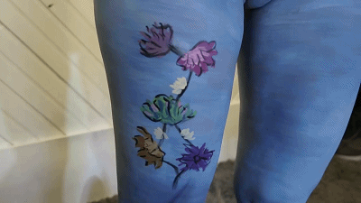 美女们一丝不挂就出门了,竟无人看出这是画的,网友:行为艺术吧