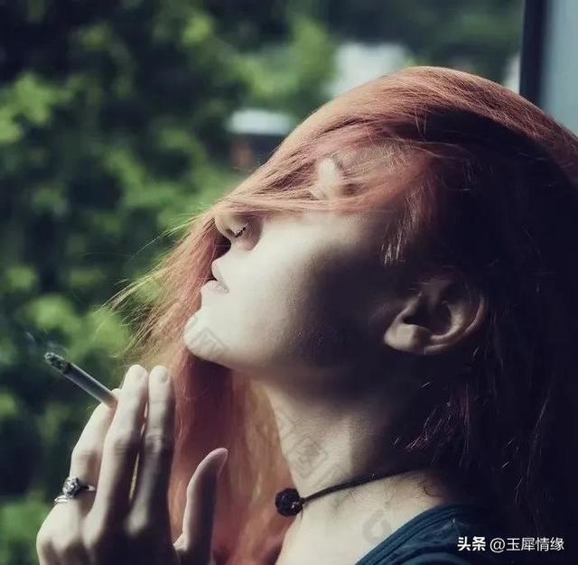 一个会抽烟的女人
