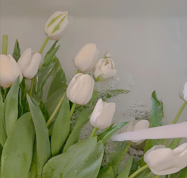 当女人对你有这个“举动”时，她是在向你告白：我真的很爱你