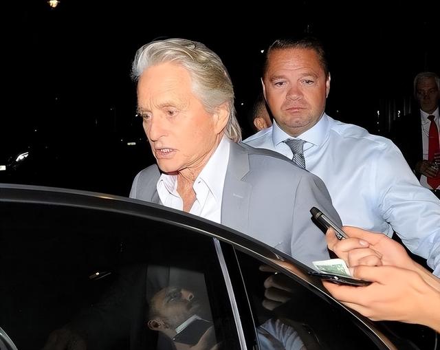 泽塔·琼斯：和花心老公相守22年，儿子遗传她的高颜值