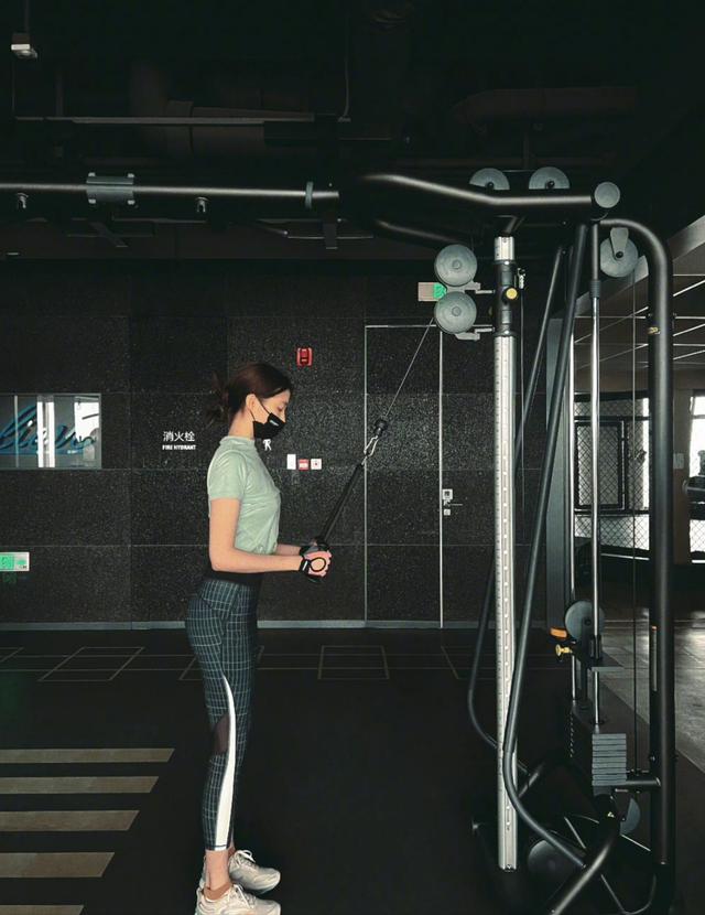 春天到!20位女明星秀好身材,水蛇腰蜜桃臀马甲线,状态集体回春