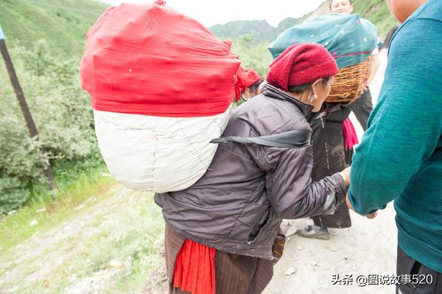 海拔3200米负重50斤，高原上的甘肃女人，太能干了