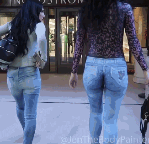 美女们一丝不挂就出门了,竟无人看出这是画的,网友:行为艺术吧