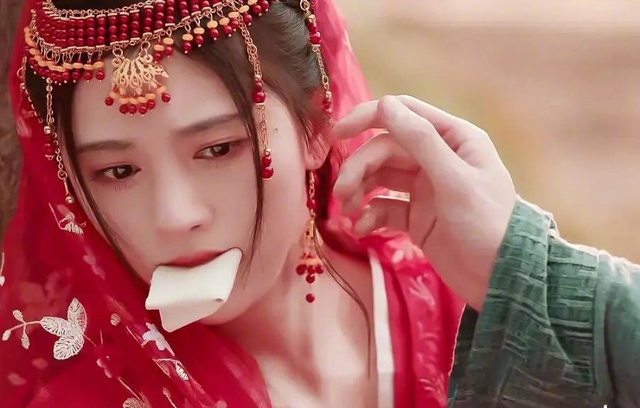 鞠婧祎被绑架镜头引争议，观众：这是在侮辱观众，偶像包袱太重