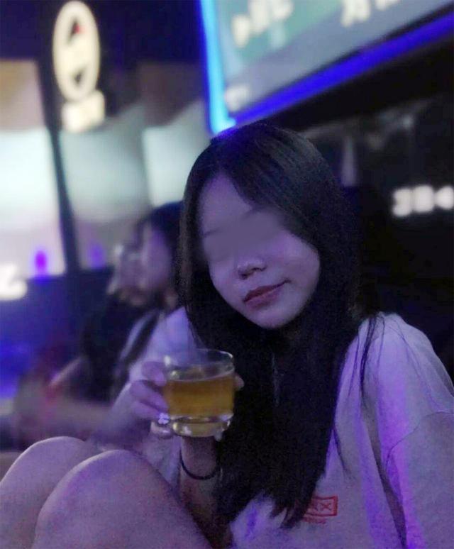 2021年美女乘车做不雅动作，被司机狂甩巴掌：打一巴掌给你500块