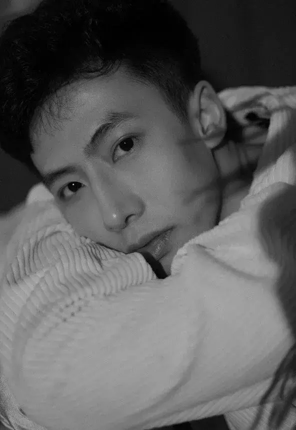 重庆小奶受写真照流出，冰肌玉骨的模样惹人爱