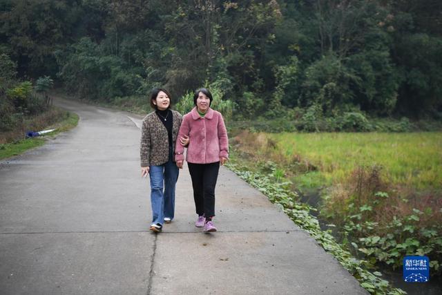 “80后”化妆师免费为农村女性化妆造型点亮自信
