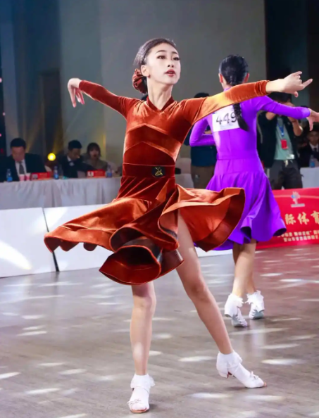 女孩跳舞视频走红，穿着性感动作大胆，网友：小学生扮熟女擦边？