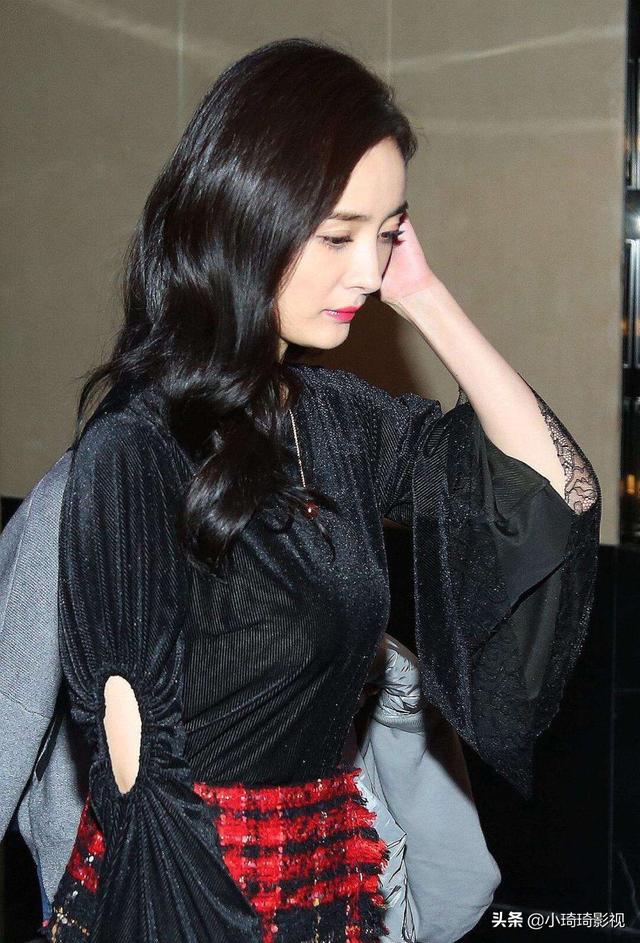 美女——杨幂幂，黑色经典，大秀美胸长腿