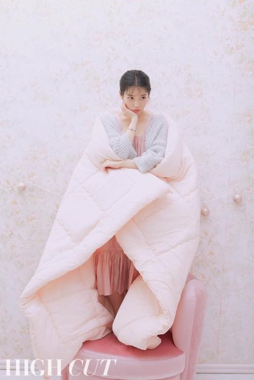 IU最新画报新鲜出炉 盐系少女化身蜜桃女孩惹怜惜
