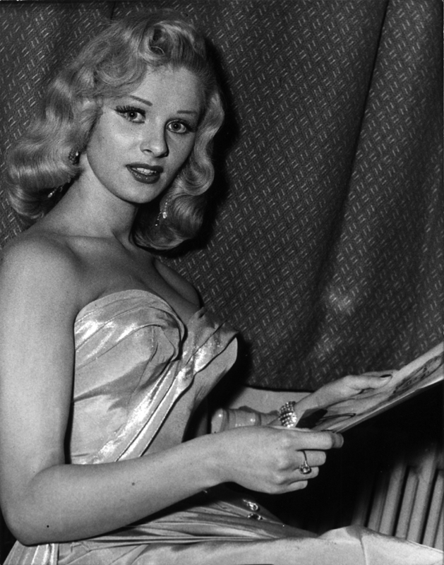 她是红极一时的“英国梦露”，因金发大胸被狂热追捧，却悲惨死去