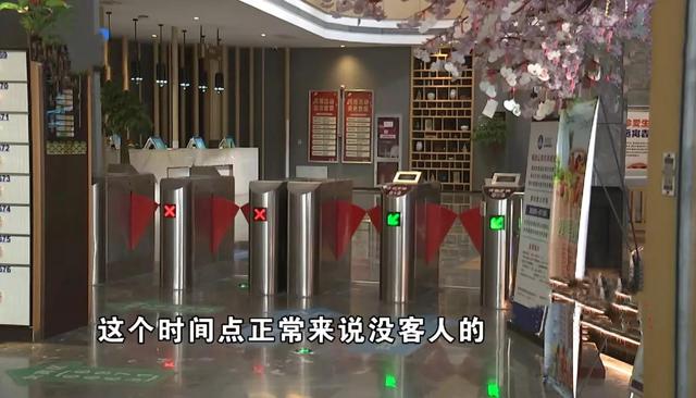 超级尴尬！美女冲澡前在女浴室碰见男员工。经理：时间差