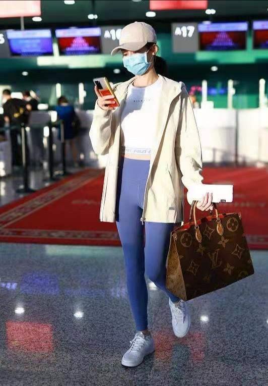 郑恺娇妻苗苗高调走机场，健美裤秀纤细小鸟腿，产后小肚腩消失