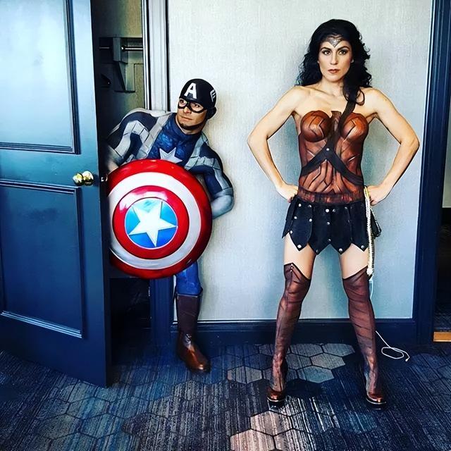 美女们一丝不挂就出门了,竟无人看出这是画的,网友:行为艺术吧