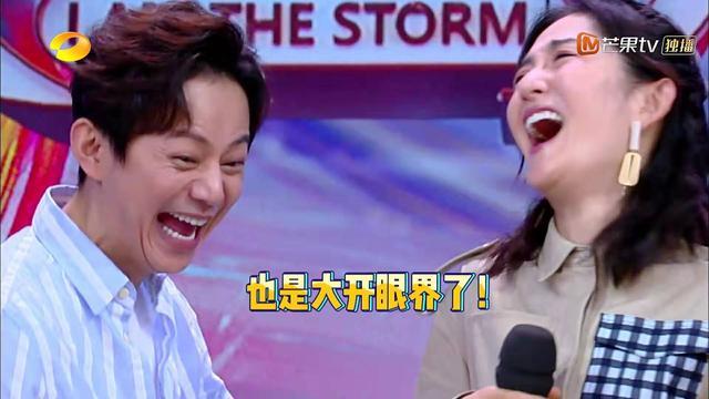 女星穿短裙在快本玩游戏，多次走光仍不换裤子，何炅只能闭上眼睛