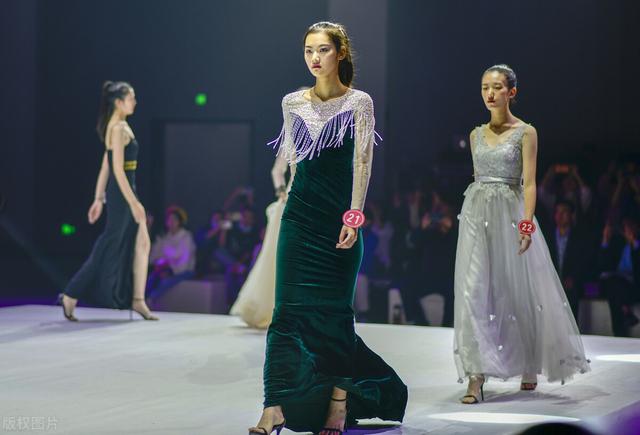 吸睛！00后美女秀性感身材，比拼泳装展示超模风采