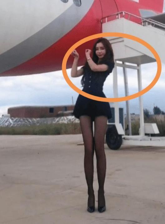 空姐靓照引热议，满屏幕“大长腿”吸睛无数，9头身，就是她吧