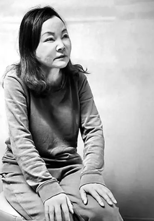 重庆“美女巨贪”被揪出：50岁仍爱年轻小伙，被抓后跪地求饶