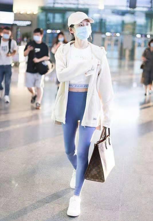 郑恺娇妻苗苗高调走机场，健美裤秀纤细小鸟腿，产后小肚腩消失