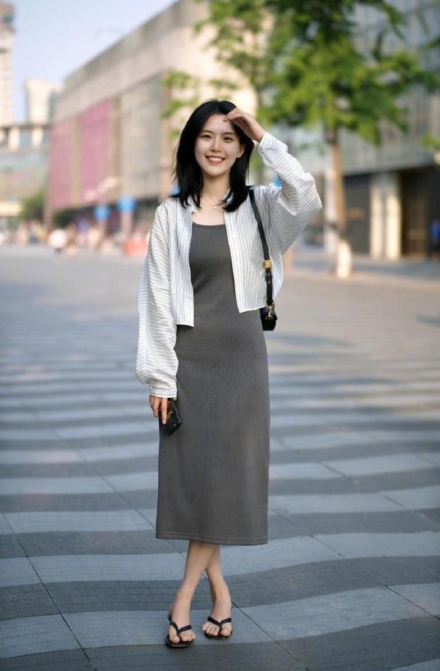 杭州美女好喜欢淑女风,穿的裙子都挺温柔,柔美得像水一样