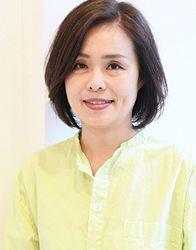 五六十岁女人,留“直发”还是“卷发”?看素人就知道,差别太大