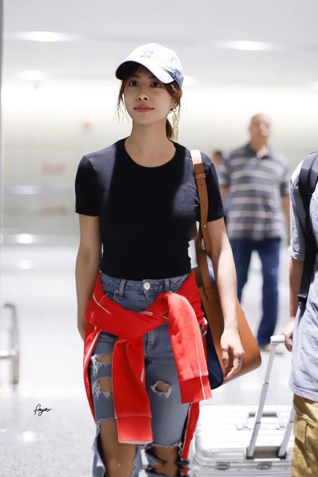 蔡依林机场时尚辣爆!一转身……美背全裸蕾丝内衣现形