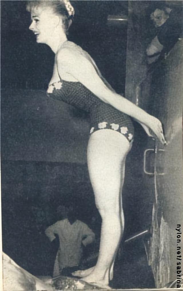 她是红极一时的“英国梦露”，因金发大胸被狂热追捧，却悲惨死去